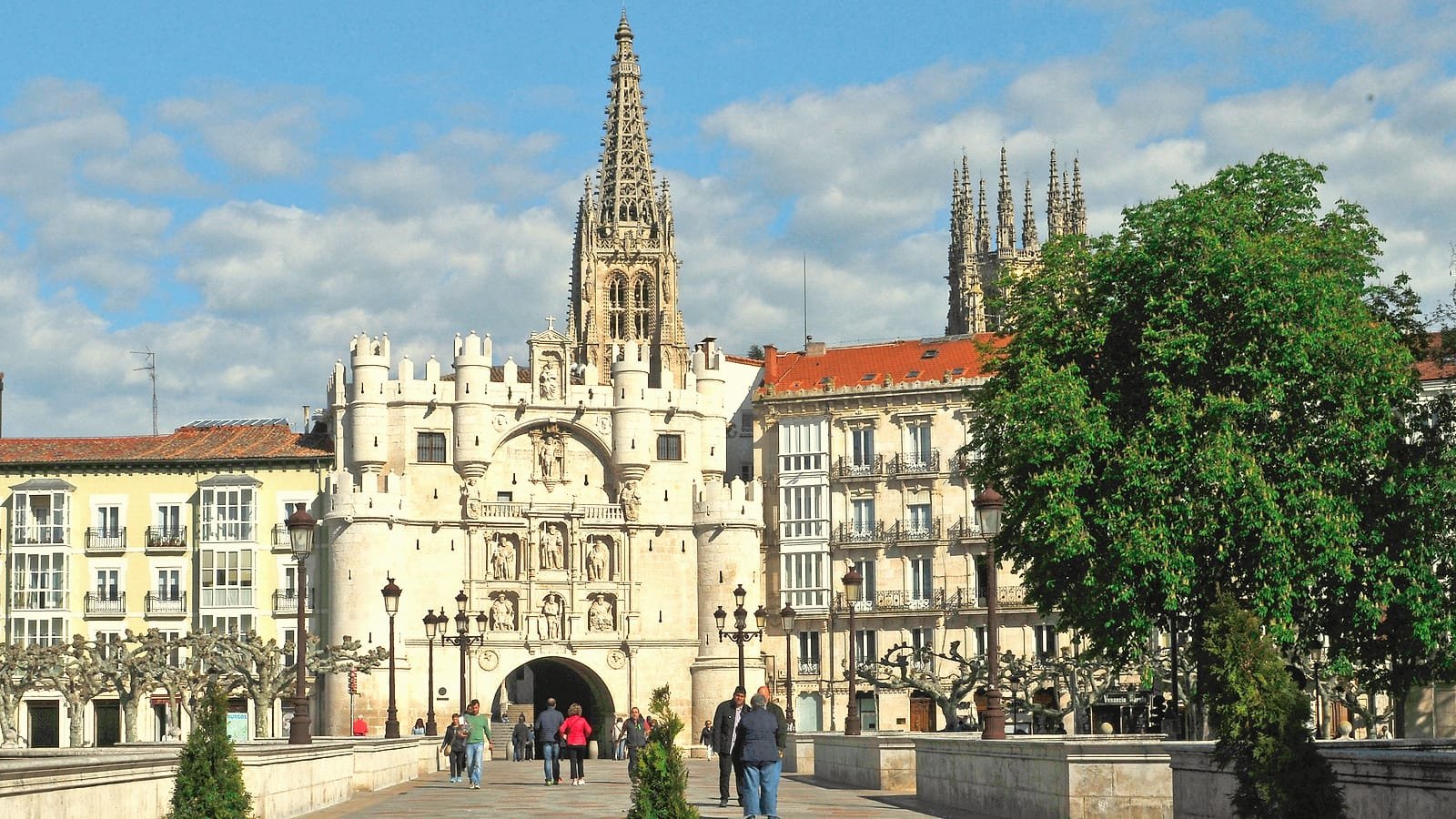Arco de Santa María de Burgos visto desde a ponte, etapa Burgos – Hornillos del Camino