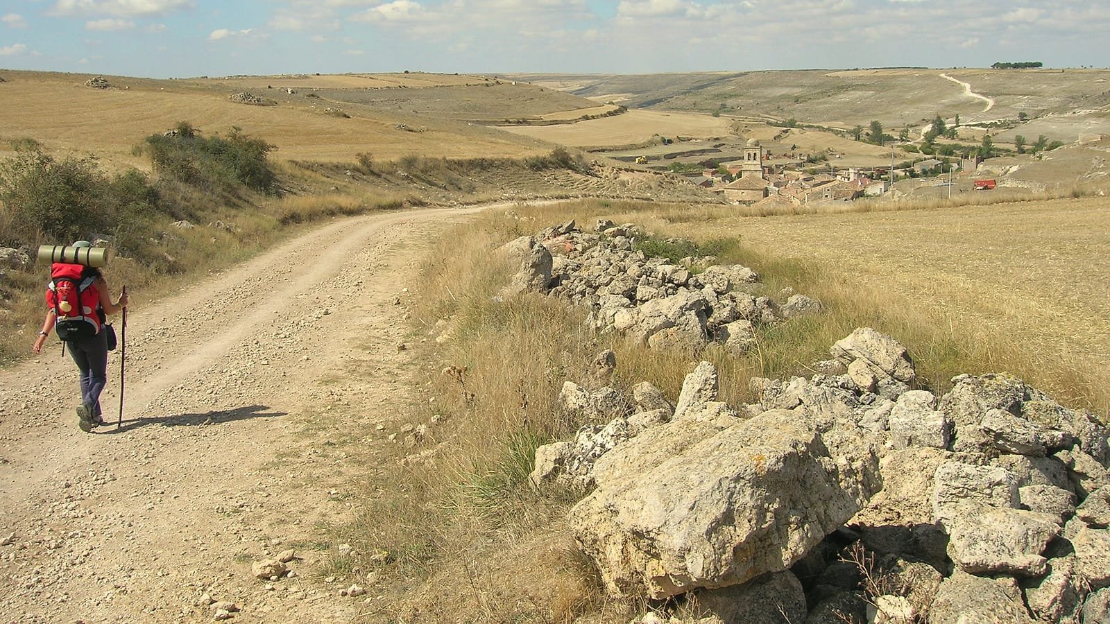 Peregrina no caminho da meseta a chegar a Hontanas, etapa Hornillos del Camino – Castrojeriz