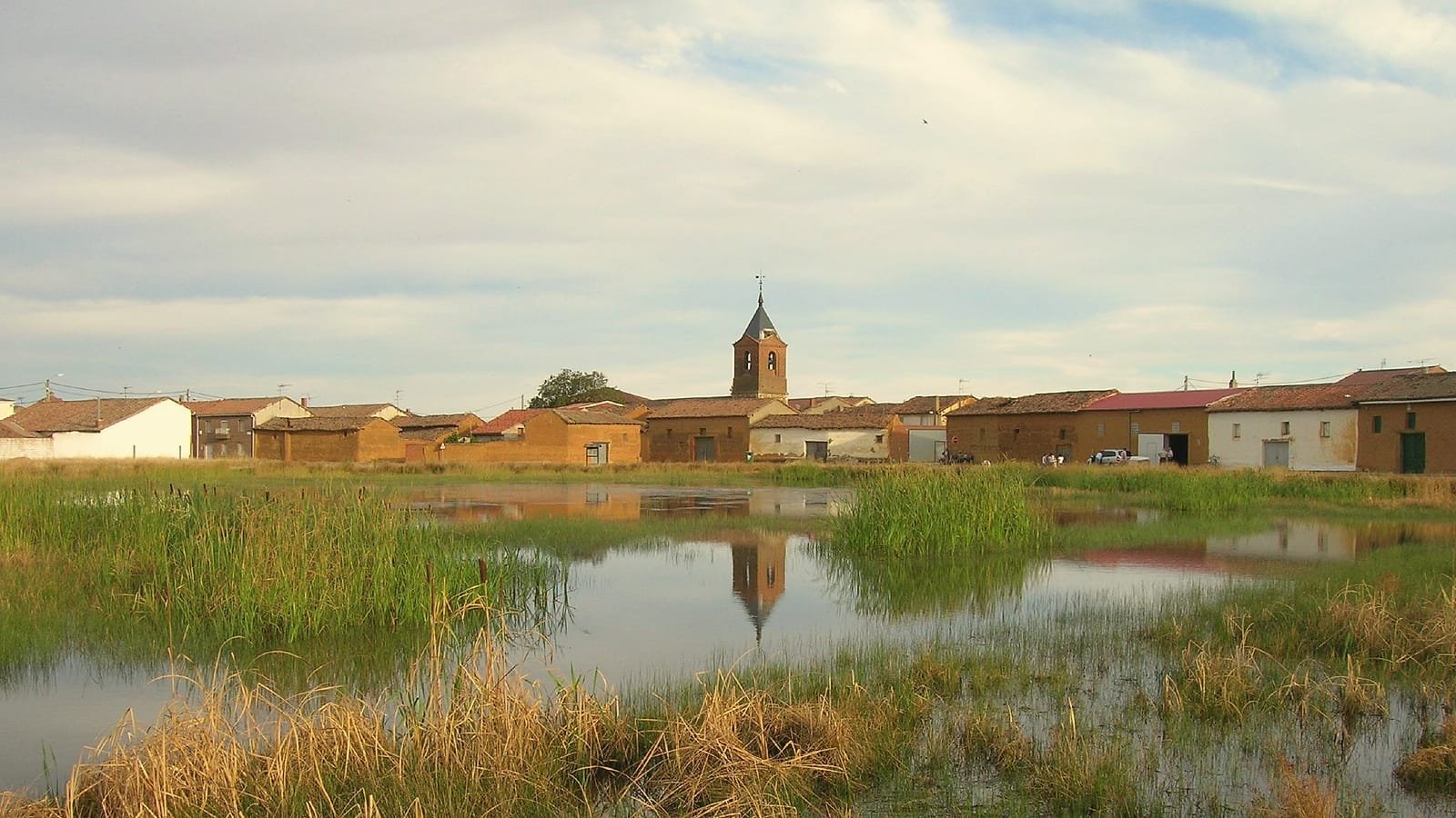 Lagoa junto a El Burgo Ranero, etapa Terradillos de los Templarios – Bercianos del Real Camino