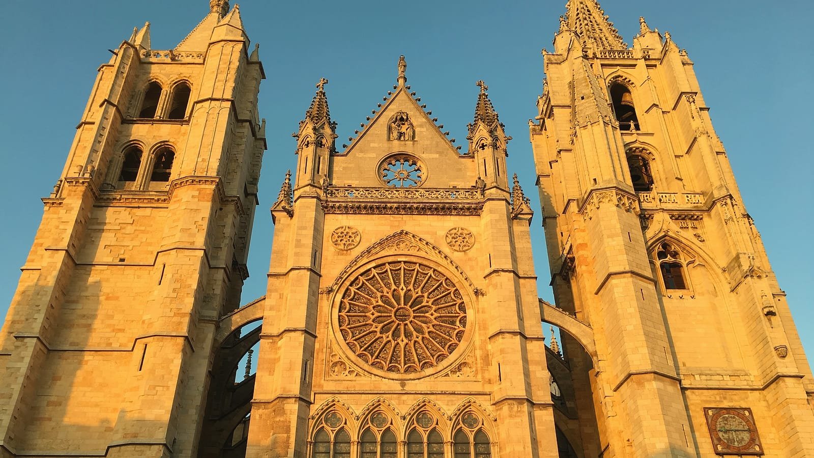 Fachada da catedral de León, etapa Mansilla de las Mulas – León