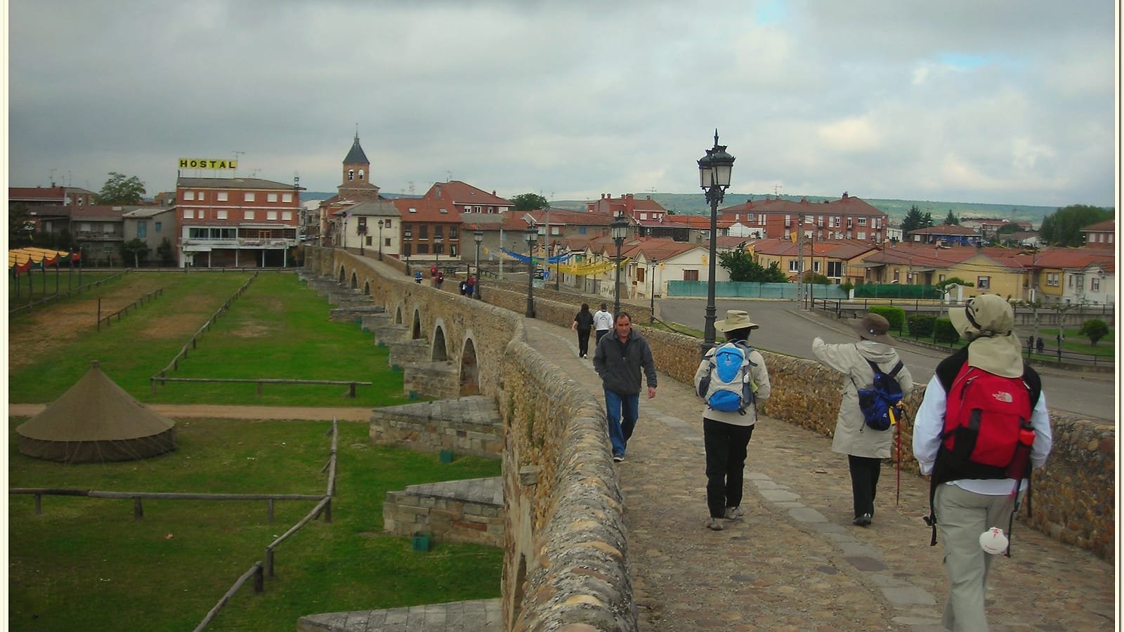 Peregrinos a atravessar a ponte de Hospital de Órbigo, etapa León – San Martín del Camino