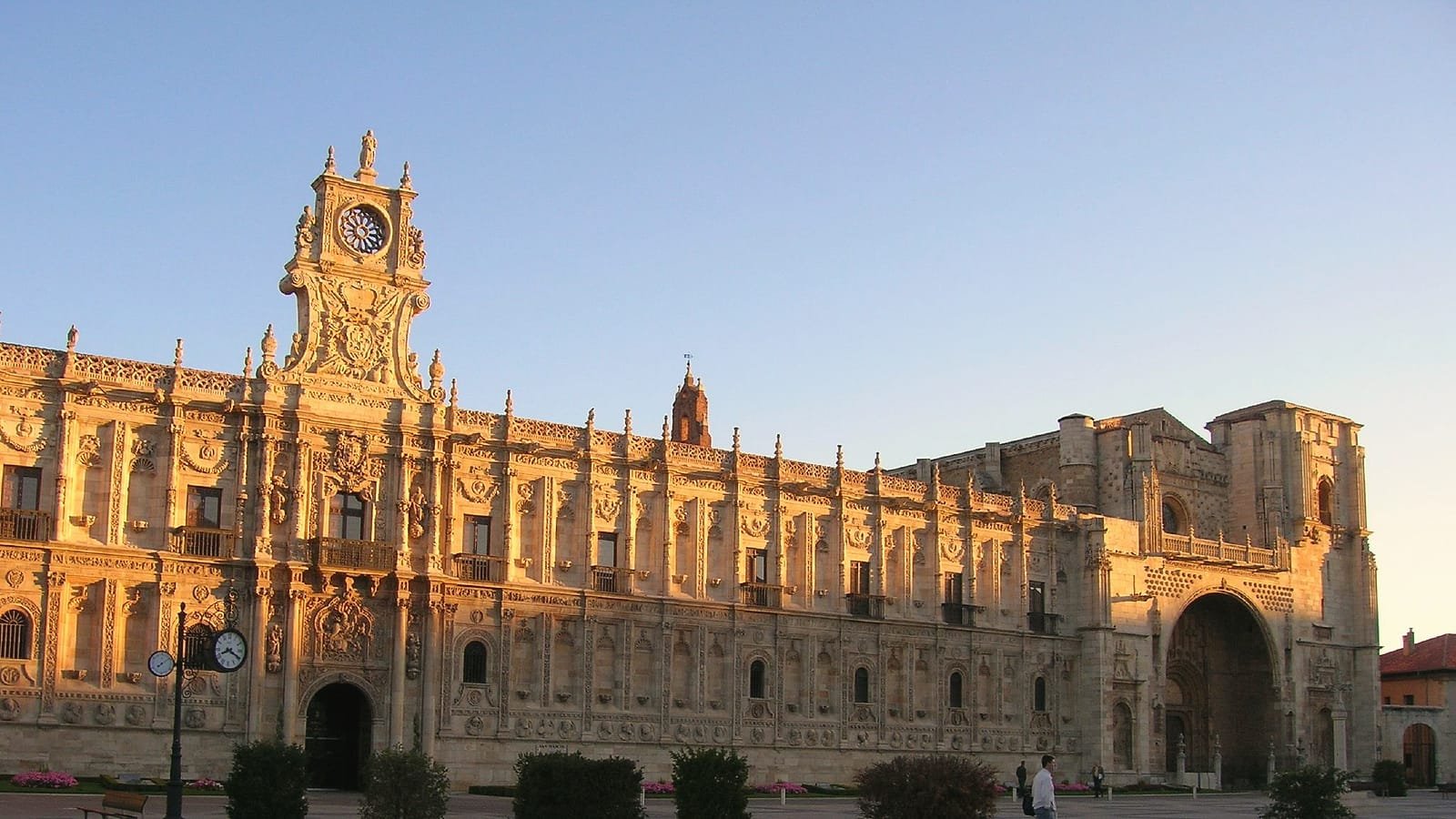 Fachada plateresca de San Marcos en León á luz dourada do solpor, etapa León – San Martín del Camino