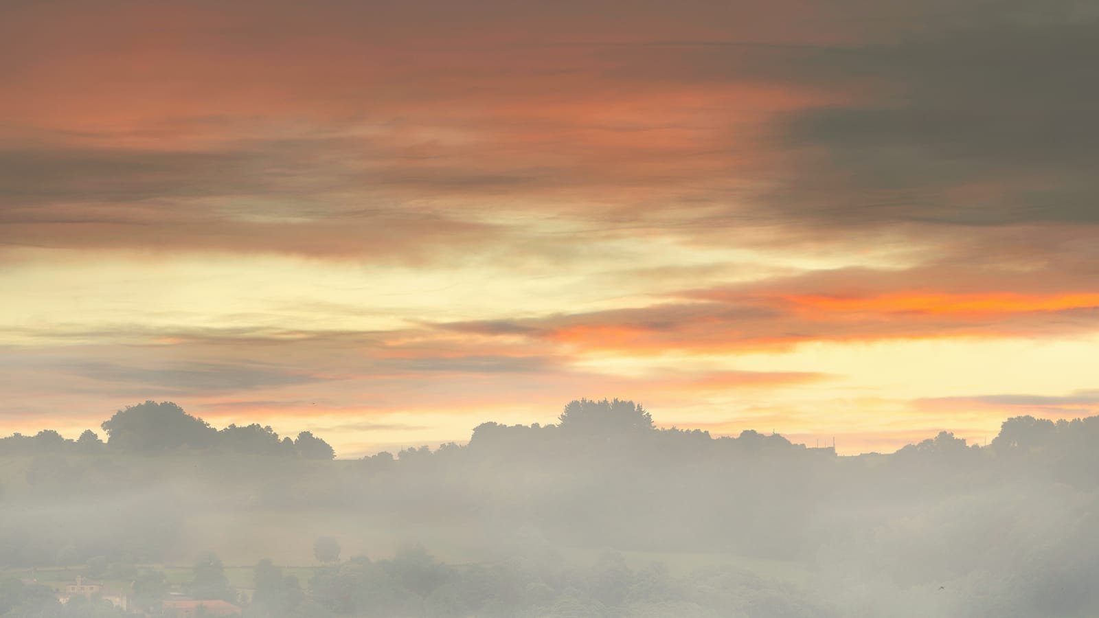 Igreja de Santa Mariña de Sarria entre a névoa ao pôr do sol, etapa Triacastela – Sarria
