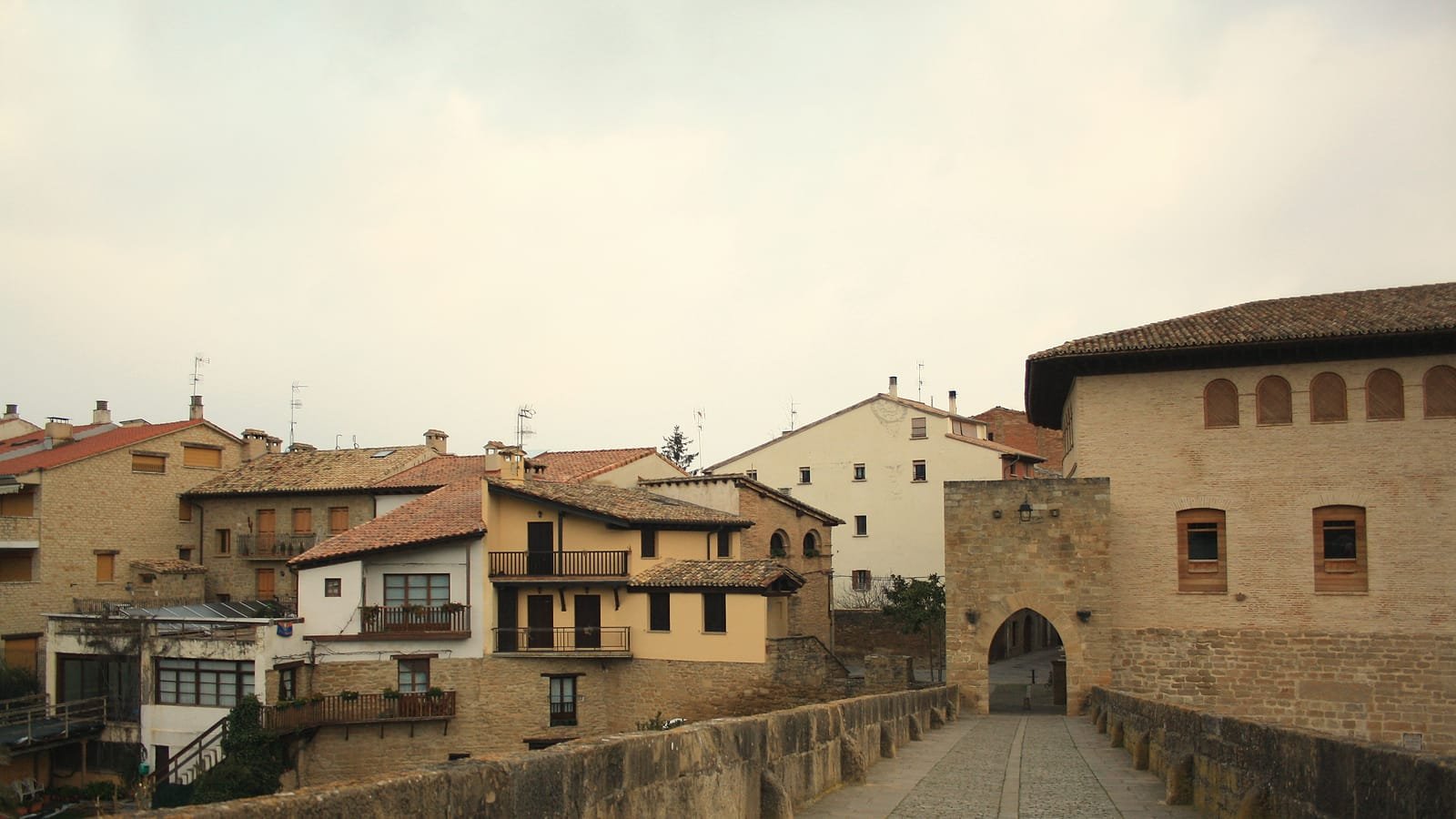 Ponte românica de Puente la Reina, etapa Pamplona – Puente la Reina