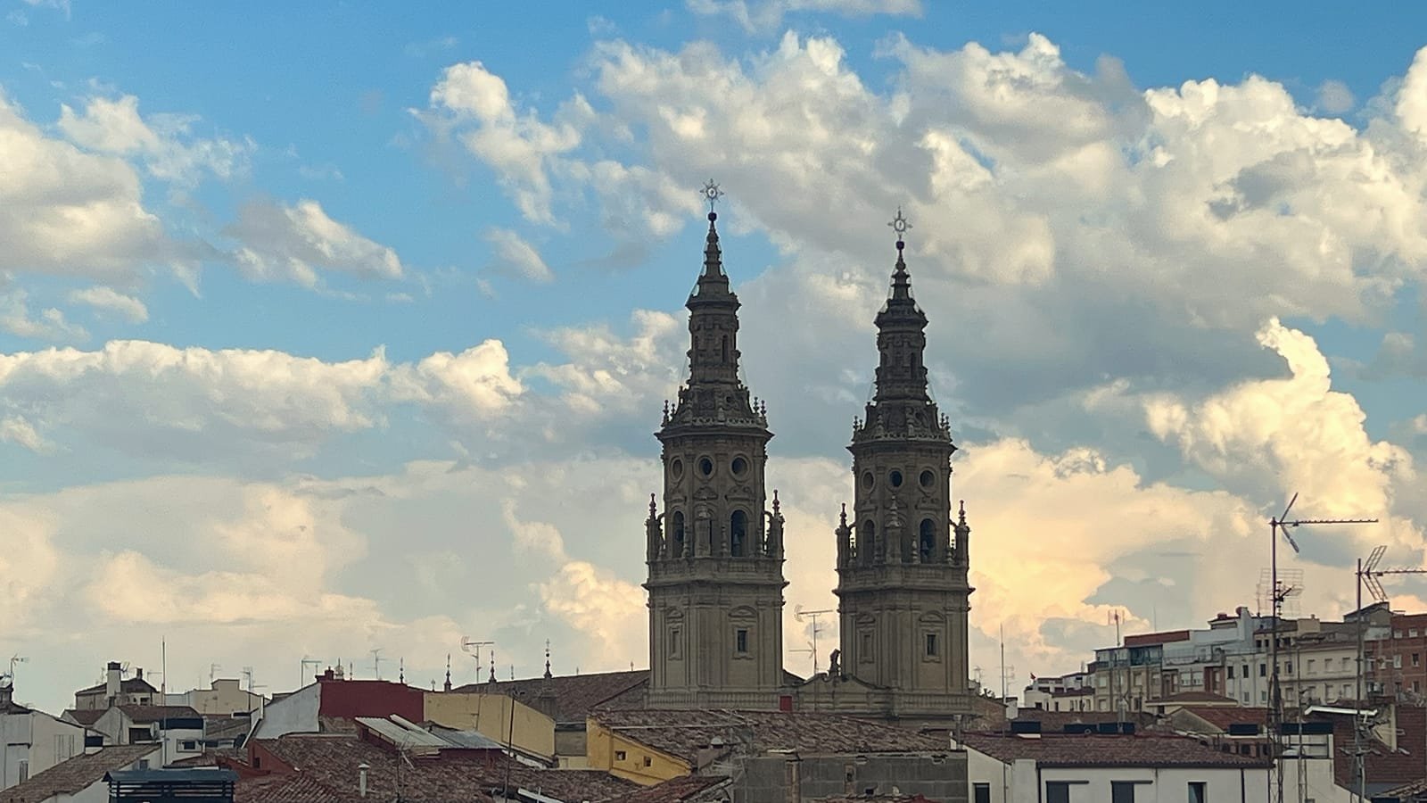 Torres da concatedral de Santa María de la Redonda em Logroño, etapa Los Arcos – Logroño