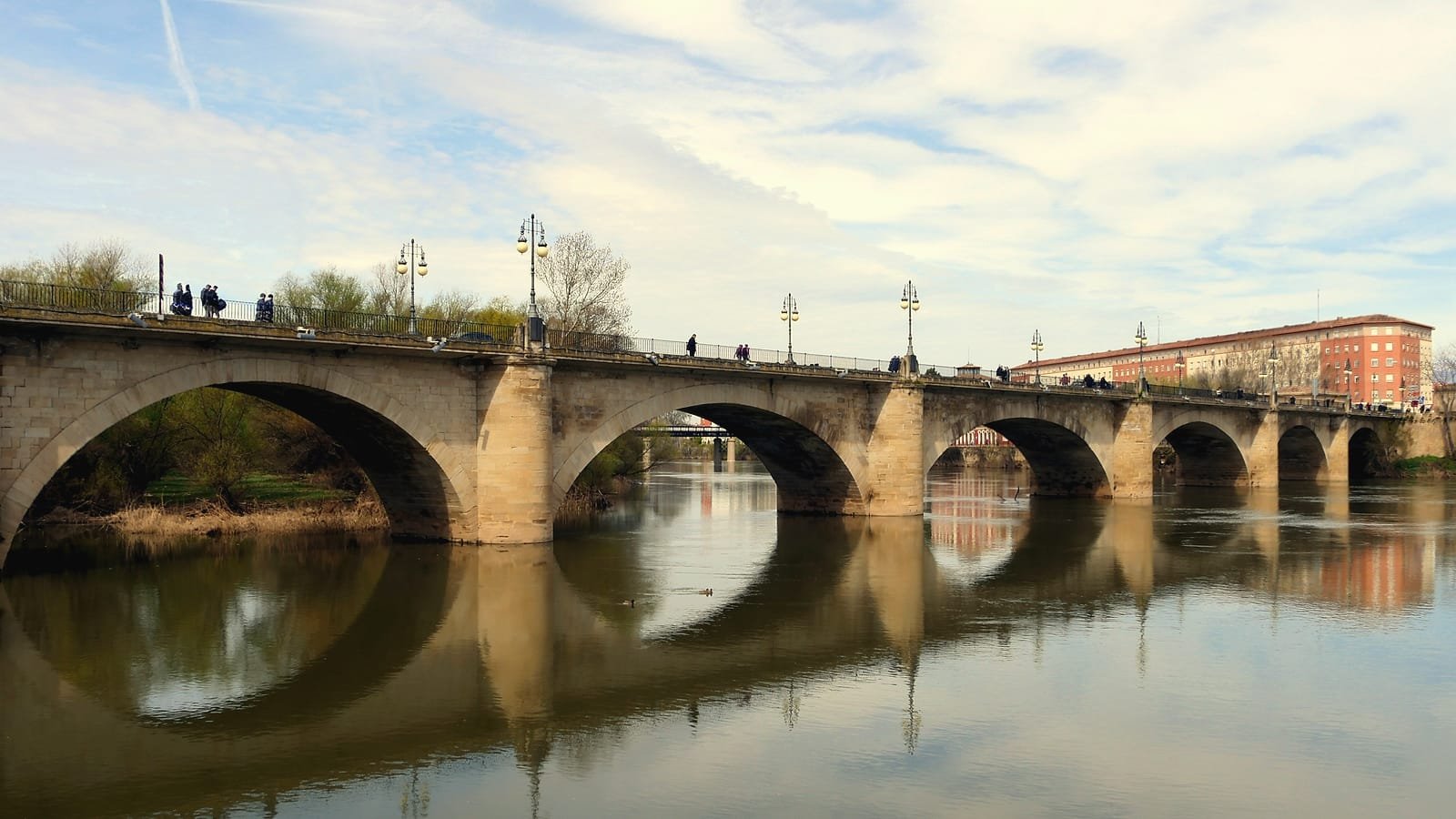 Ponte de Pedra sobre o río Ebro en Logroño reflectida na auga, etapa Los Arcos – Logroño