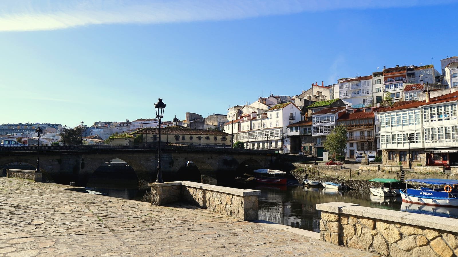 Ponte Vella e casas con galerías do casco vello de Betanzos sobre o río, etapa Betanzos – Hospital de Bruma