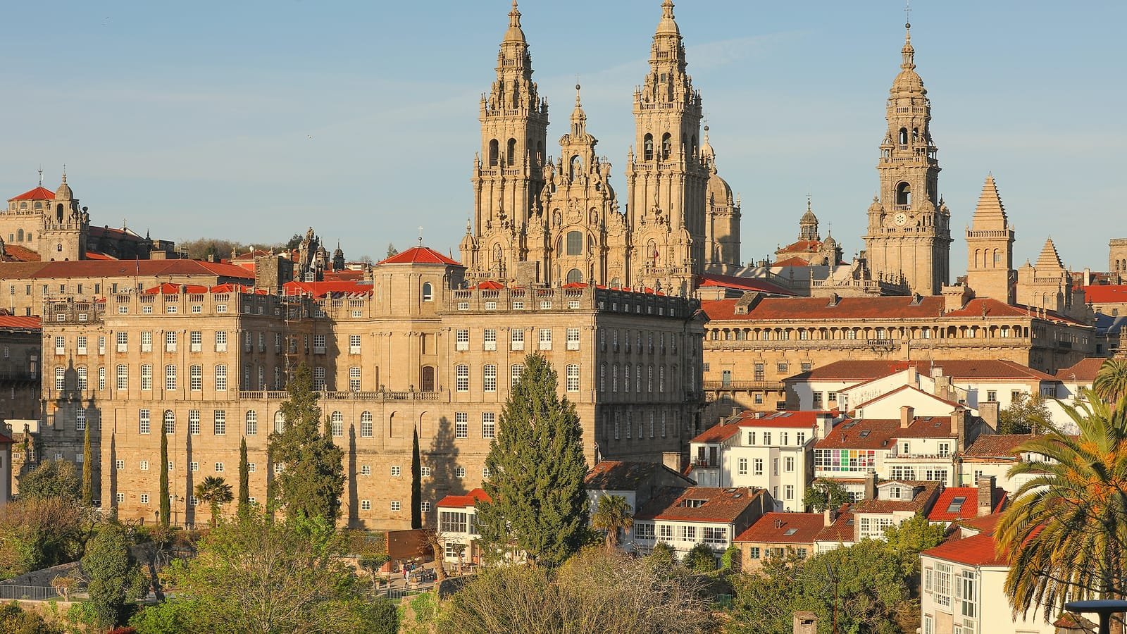 A catedral de Santiago sobre os tellados do casco histórico con luz de tarde