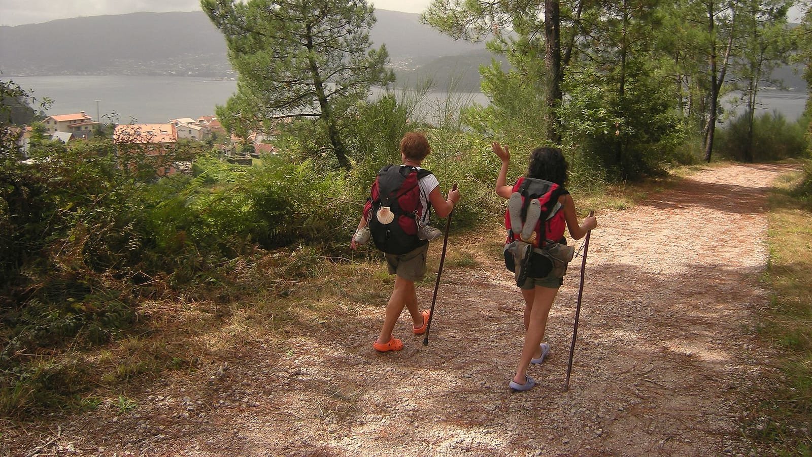Peregrinas no Caminho Português sobre a ria de Vigo, etapa Redondela – Pontevedra