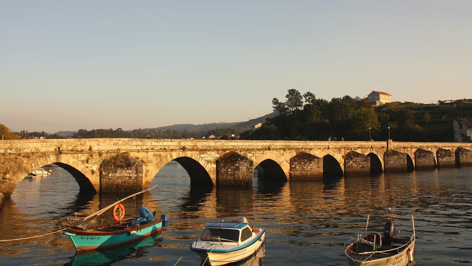 Ponte medieval de Ponte Sampaio sobre o rio Verdugo ao entardecer, etapa Redondela – Pontevedra