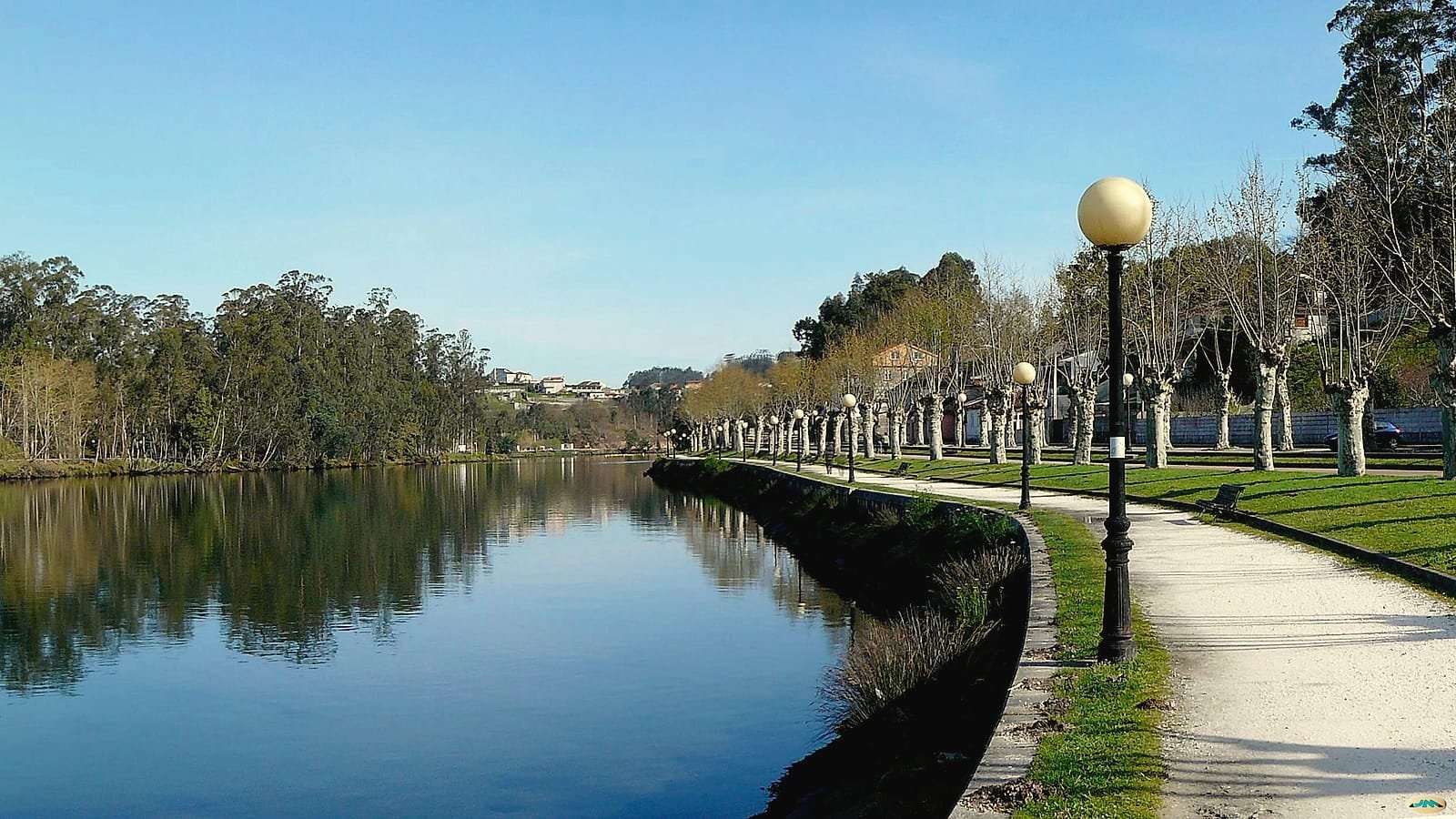 Río Lérez en Pontevedra con árbores reflectidas na auga, etapa Pontevedra – Caldas de Reis