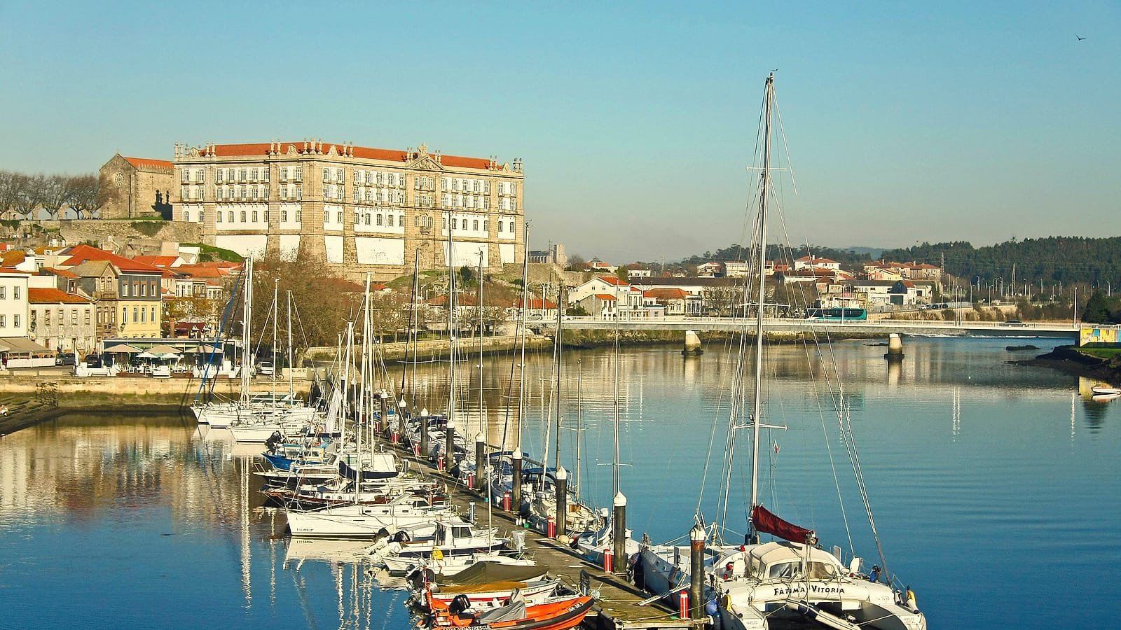 Mosteiro de Santa Clara sobre o río Ave e o porto deportivo de Vila do Conde, etapa Porto – Vila do Conde