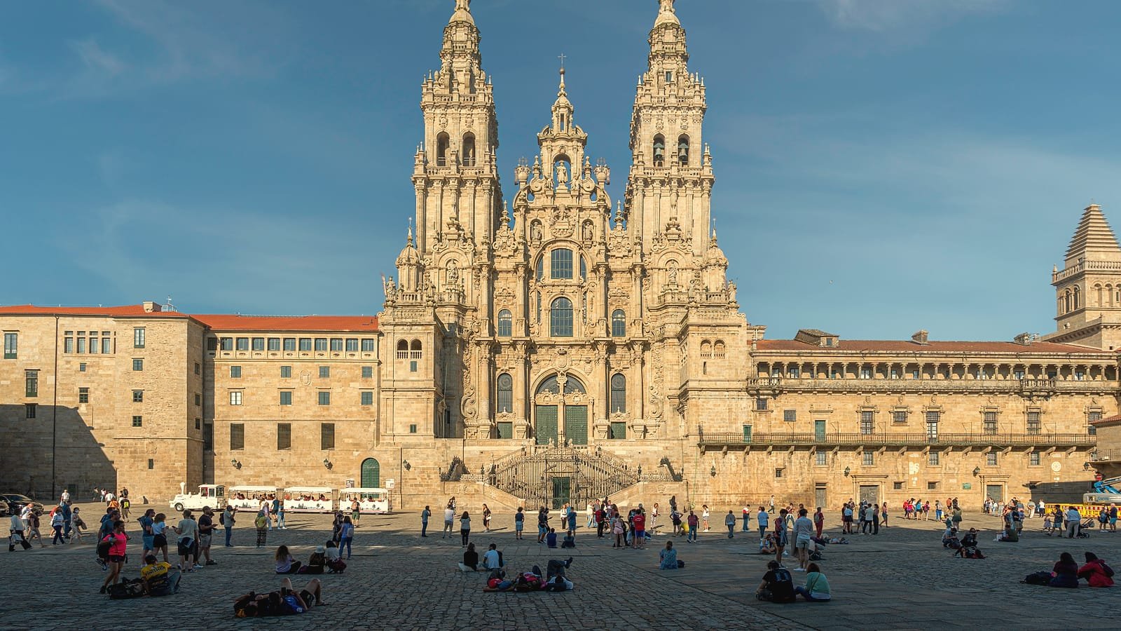 Praça do Obradoiro e fachada oeste da catedral de Santiago