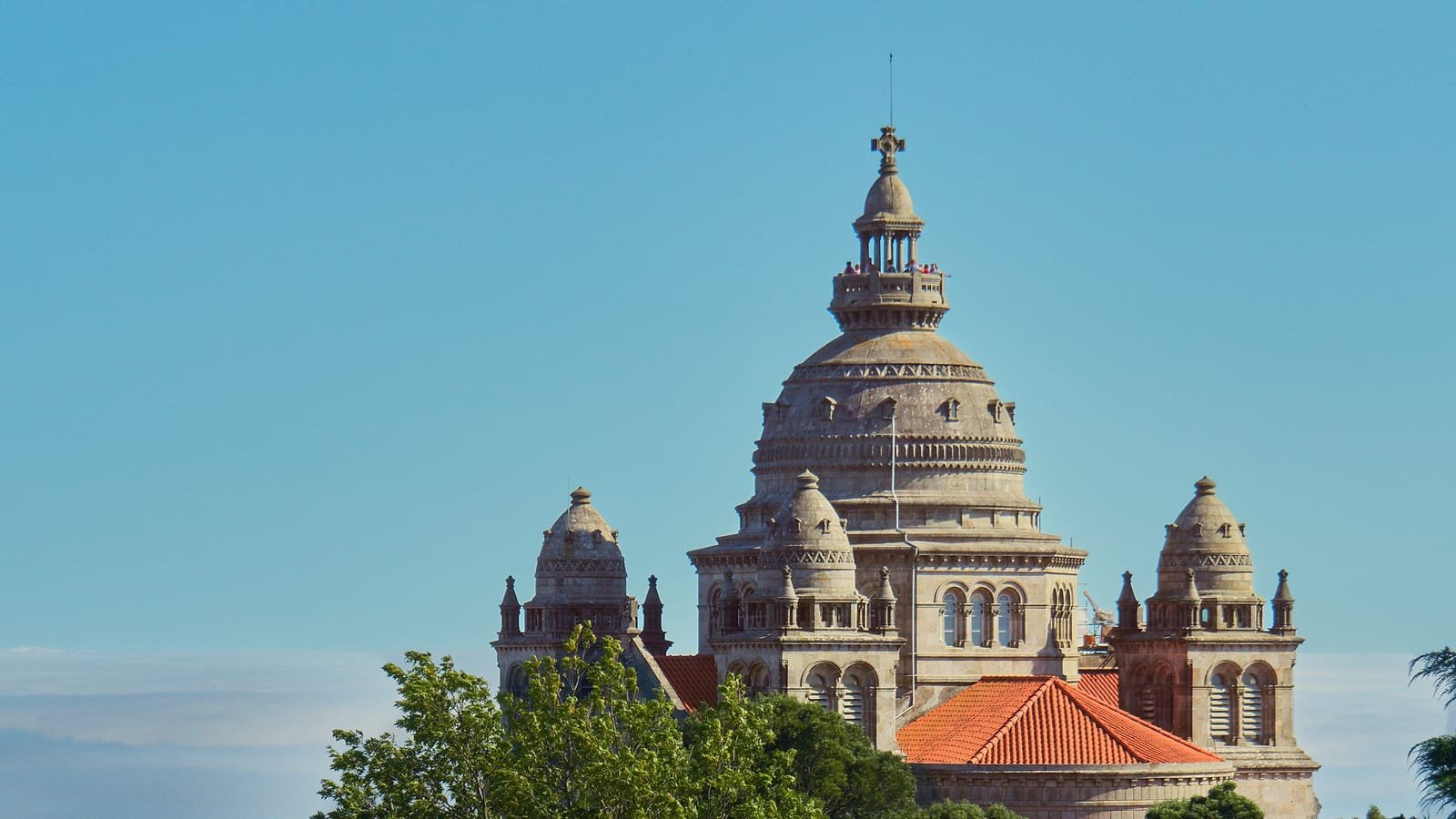 Basílica de Santa Luzia sobre as árbores en Viana do Castelo, etapa Esposende – Viana do Castelo