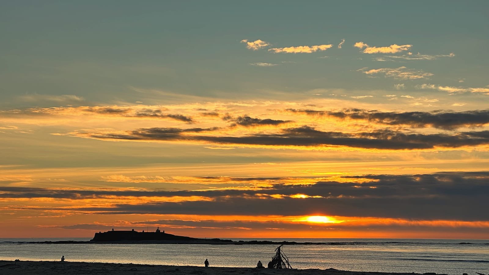 Solpor sobre o forte da Ínsua desde a praia en Caminha, etapa Viana do Castelo – Caminha