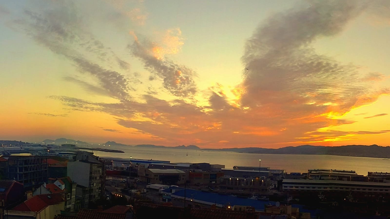 Ceo encendido ao solpor sobre Vigo e a súa ría