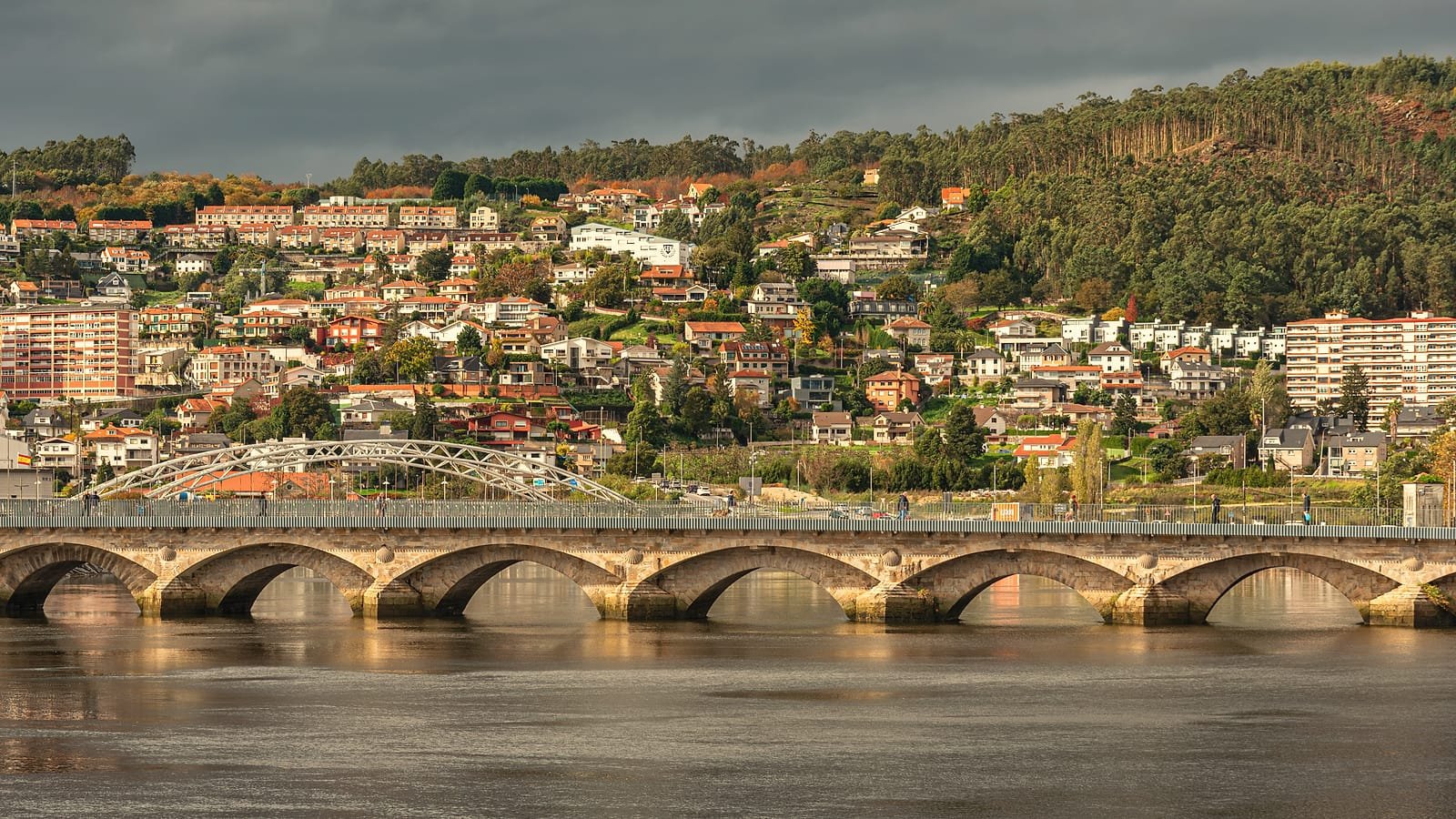 Ponte medieval do Burgo sobre o rio Lérez em Pontevedra, com luz quente de outono, etapa Redondela – Pontevedra