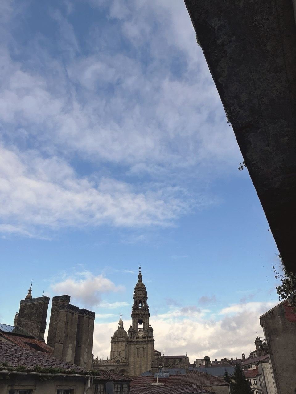 Torres de la catedral entre las casas