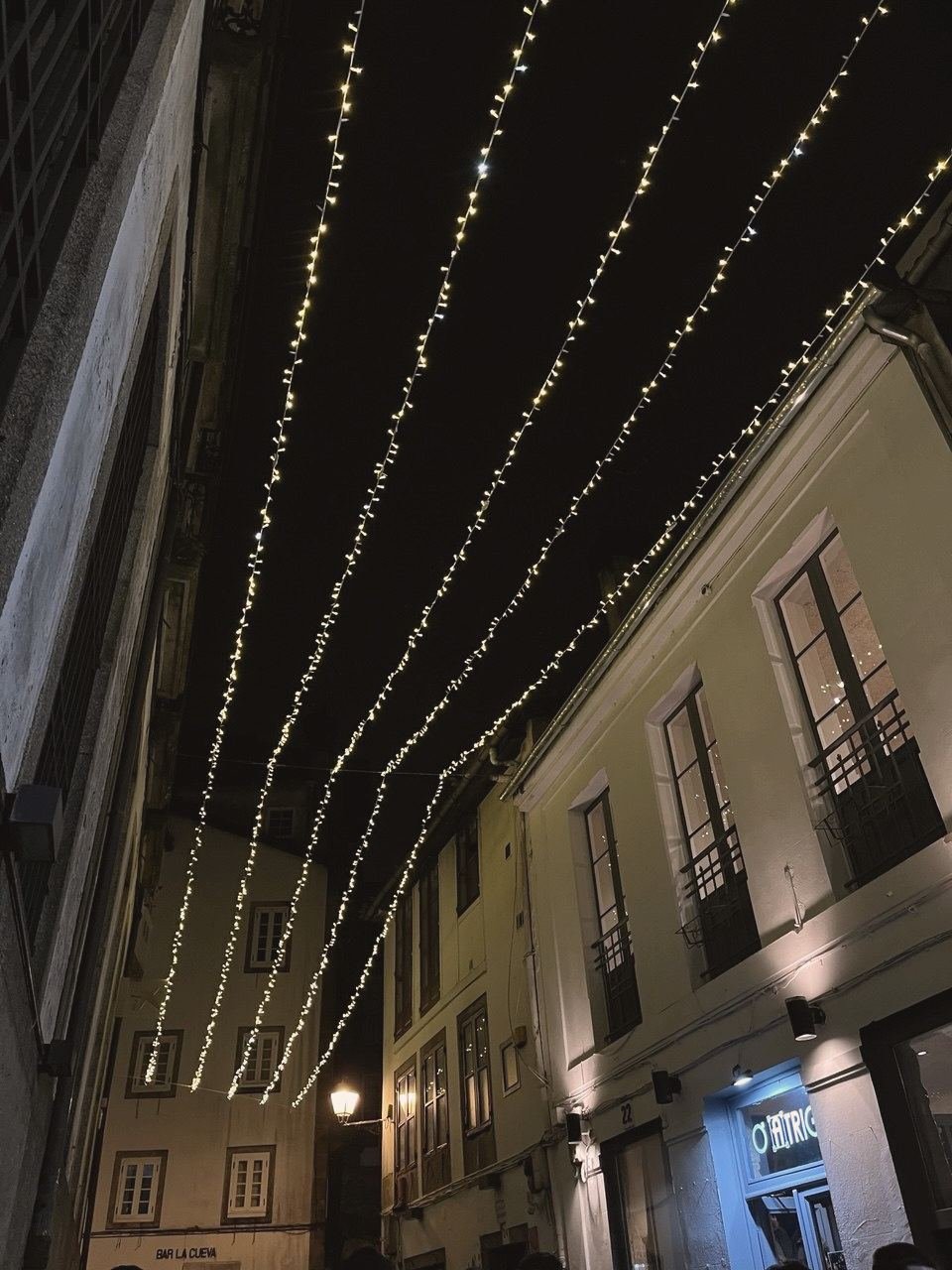 Rúa del casco histórico iluminada