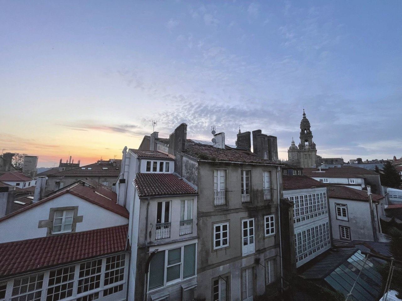 Tejados de Santiago al amanecer